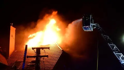 Płonął budynek, policjanci pomogli ewakuować mieszkańca