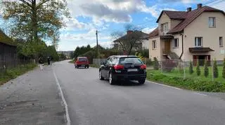 Mieszkańcy od początku apelowali do miejscowych władz o budowę chodnika, ale jak dotąd bezskutecznie