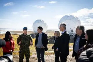 Justin Trudeau i Jens Stoltenberg w Kanadzie