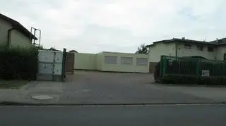 Kontenery na podwórku agencji towrzyskiej