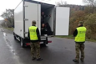 W chłodni stłoczone były 23 osoby.