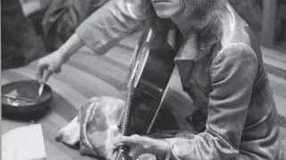 David Bowie na przyjęciu w swoim domu z okazji kontraktu na pierwszą w karierze trasę koncertową po USA, 1971 rok