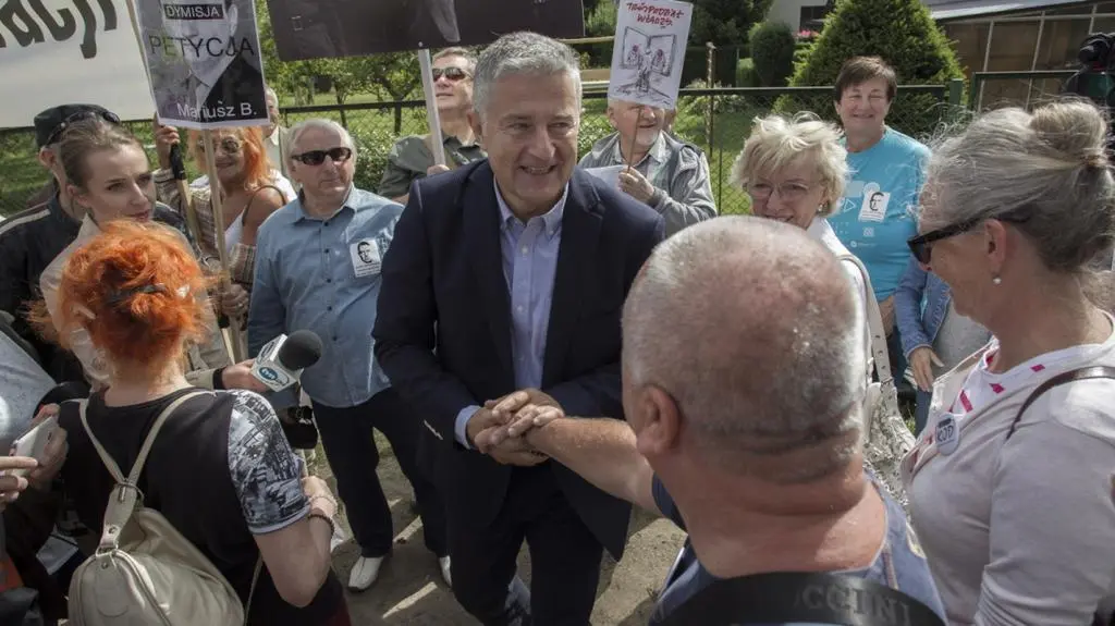 Frasyniuk stawił się na przesłuchanie. Przed komisariatem kilkadziesiąt osób