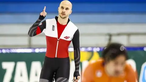 Pekin 2022. Piotr Michalski chorążym polskiej reprezentacji podczas ceremonii zamknięcia