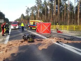 Motocyklista uderzył w tył volkswagena transportera