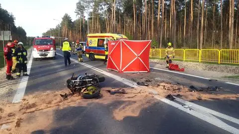 Motocyklista uderzył w tył transportera, zginął na miejscu