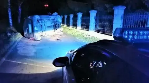 Przyśpieszył, gdy zobaczył policję. Auto uderzyło w ogrodzenie i przewróciło się