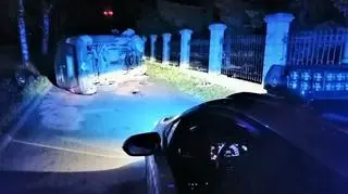 Pijany kierowca uciekał przed policją, uderzył w ogrodzenie
