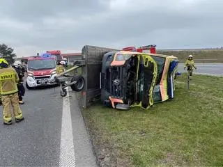 Laweta z karetką przewróciła się na S8