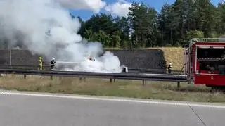 Samochód spłonął doszczętnie na autostradzie. Od pojazdu zapaliła się trawa. Droga jest zablokowana