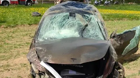 Jechał za szybko i wypadł z drogi. Policja: po kilku dachowaniach tesla wylądowała w polu