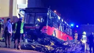 Autobus staranował auto osobowe i wjechał w murek przed sklepem