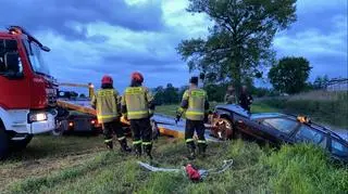 Strażacy pomogli wyciągnąć auto na brzeg
