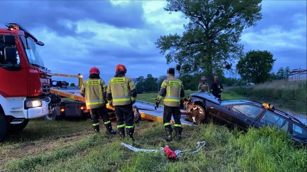 Strażacy pomogli wyciągnąć auto na brzeg