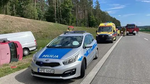 Bus wjechał w pojazd obsługi autostrady. Sześć osób rannych