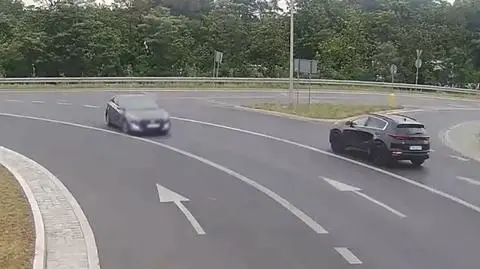 Na rondzie pod prąd. Niebezpieczna sytuacja na drodze. Nagranie