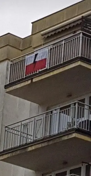Flaga z błyskawicą