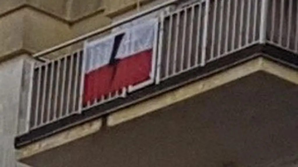 Flaga z błyskawicą