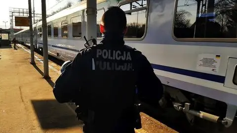 Policjanci odwieźli pasażerów na stację kolejową