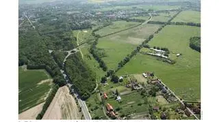 Widok w kierunku wschodnim trasy na odcinku od ul