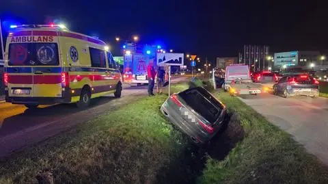 Pijany kierowca wjechał drogim samochodem do rowu