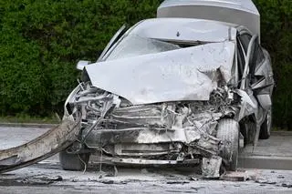 Wypadek w Przemyślu. Przód auta został zmiażdżony, kierowca w szpital