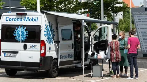 Wzrost zakażeń koronawirusem wśród młodych osób. "To bardzo niepokojący sygnał"