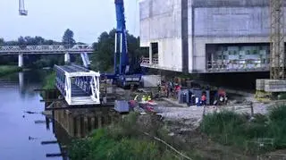Kładka po wschodniej stronie czeka na montaż