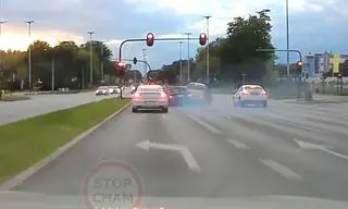 Samochód uderzył w dwa inne. W jednym były policjantki. Obie po spożyciu alkoholu