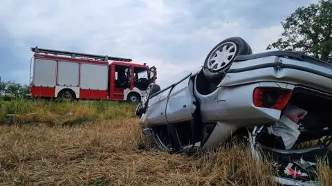 Samochód "leżał na dachu w polu". Kierowca uciekł