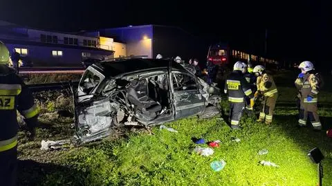 Zignorował znak "stop" i wjechał wprost pod pociąg