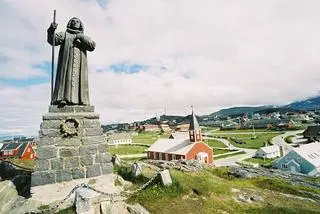 Pomnik Hansa Egede z luterańską katedrą w tle na wyspie Nuuk
