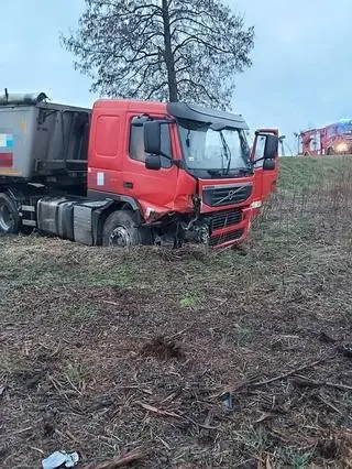 Ciężarówka również wylądowała w rowie