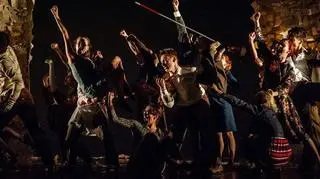 Norweg Jo Stromgren jest reżyserem, choreografem, oraz autorem scenografii i tekstów