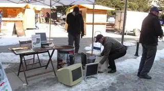 Ludzie przynosili stare komputery i telewizory