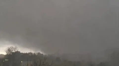 Tak chmura, która przyniosła załamanie pogody, nadciągała nad Warszawę. Nagranie
