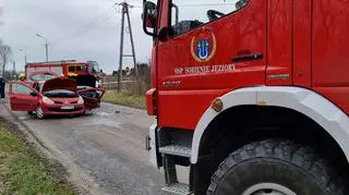 Zderzenie dwóch aut w miejscowości Warszawice 