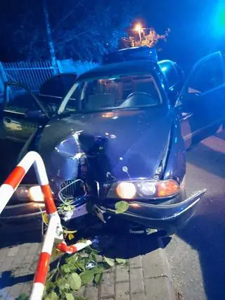 26-latek uciekał przed policją, zatrzymał się na barierkach