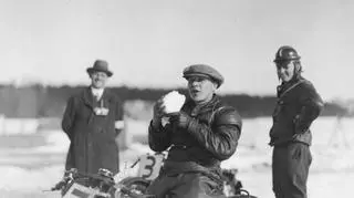 Niemiecki zawodnik Hans Roeder na motocyklu AJS spożywa śnieg zamiast picia wody podczas Międzynarodowych Wyścigów Motocyklowych w Zakopanem, 1930.02