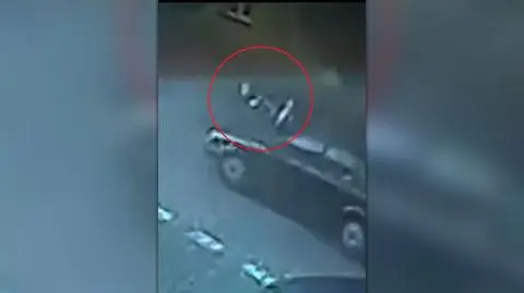 Wyszła zza samochodu i została potrącona. Kierowca uciekł. Nagranie