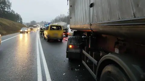 Zderzenie samochodów ciężarowych z busem, cztery osoby w szpitalu 