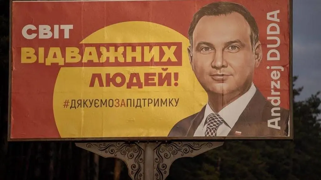 Andrzej Duda na billboardzie w Irpieniu