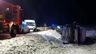 Przejechał po kolczatce i uderzył w blokadę drogową