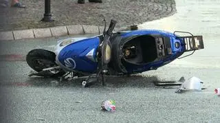 Kobieta jechała z dzieckiem skuterem, zderzyła się z samochodem