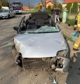Po dachowaniu auta kierowcę i jego pasażera trzeba było wycinać z wnętrza pojazdu