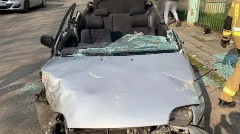 Kierowcę i pasażera musieli wycinać z rozbitego auta. Obaj byli pijani