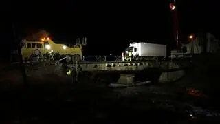 Ciężarówka została wyciągnięta z rzeki