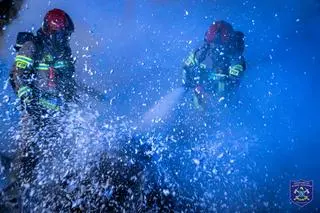 Strażacy gasili płonące pojazdy 