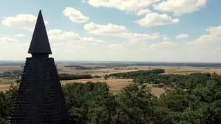 Budowla góruje nad okolicą 