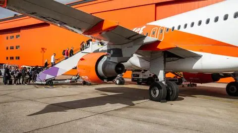 easyjet samolot pasażerowie lotnisko shutterstock_2020883966